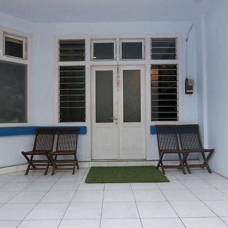 Hotel RedDoorz Near Stasiun Lawang Exterior foto