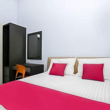 Hotel RedDoorz Near Stasiun Lawang Exterior foto