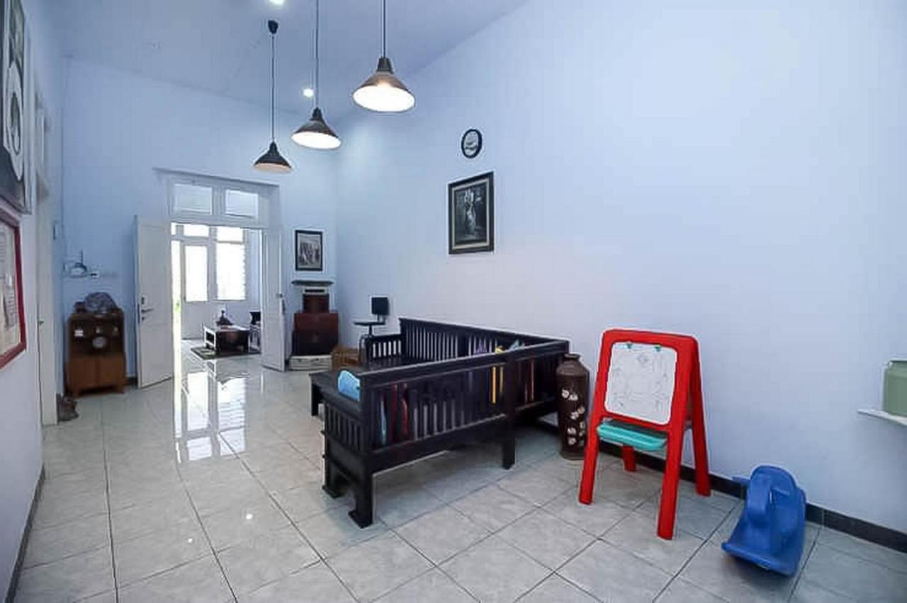 Hotel RedDoorz Near Stasiun Lawang Exterior foto
