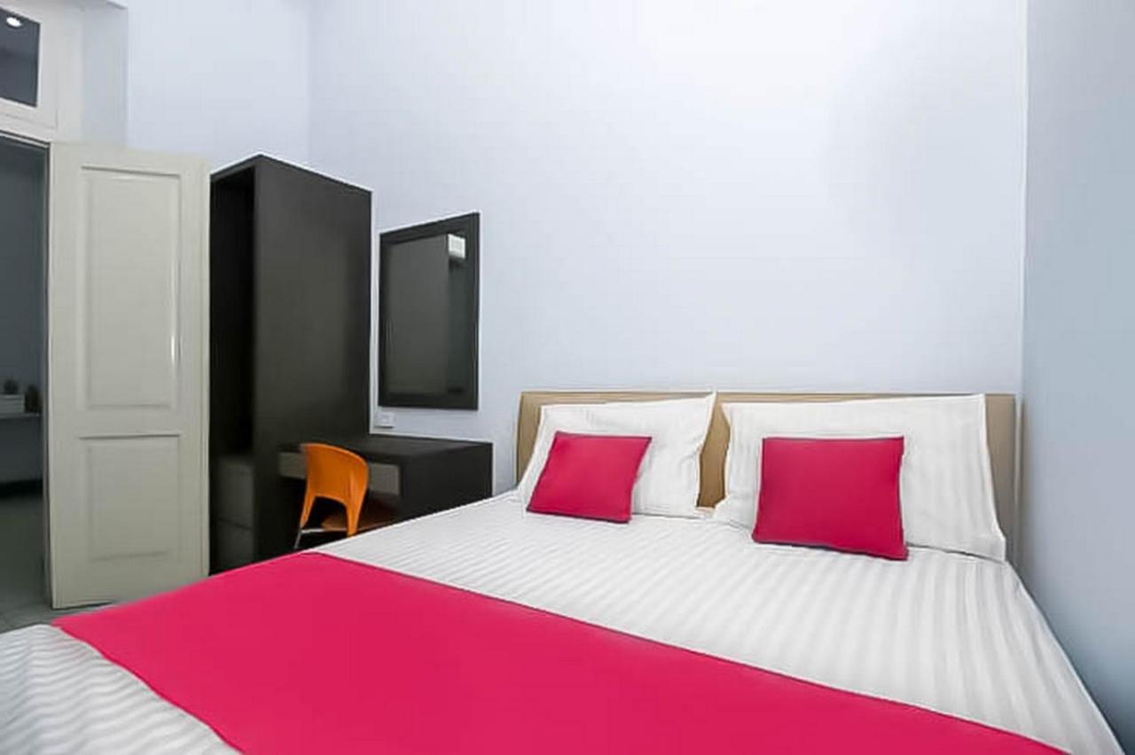 Hotel RedDoorz Near Stasiun Lawang Exterior foto