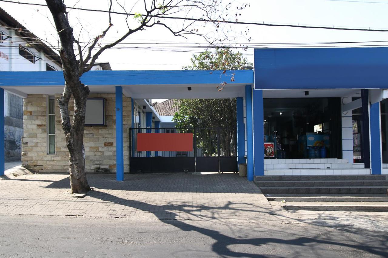 Hotel RedDoorz Near Stasiun Lawang Exterior foto